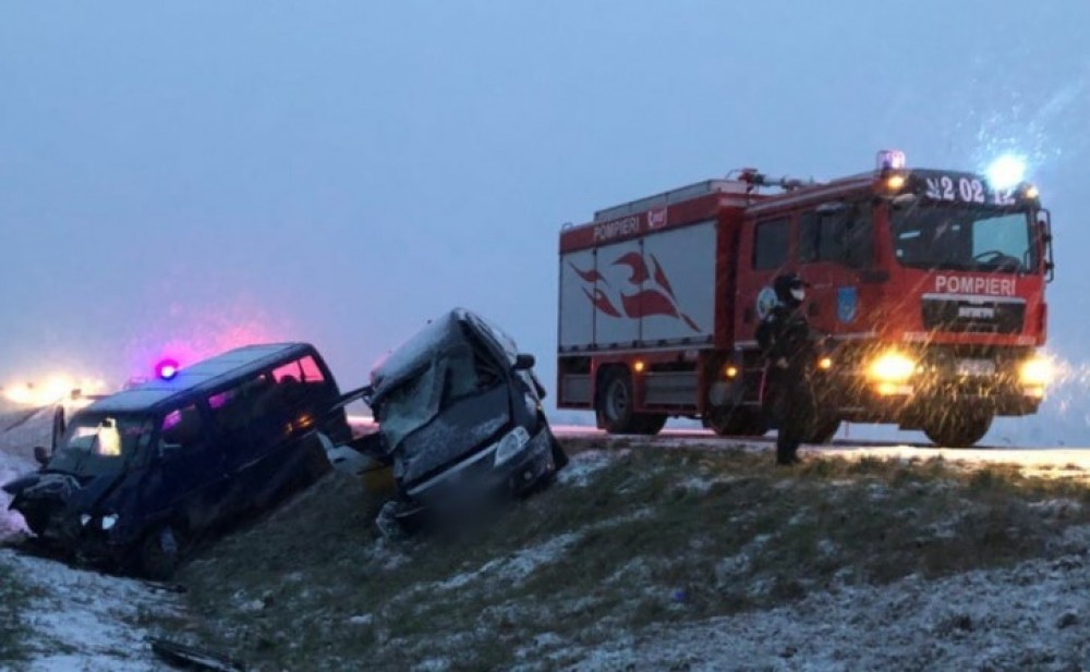 FOTO // Accident TERIBIL la Hîncești, cu implicarea unui taxi. Un angajat al Poliției de Frontieră a murit pe loc